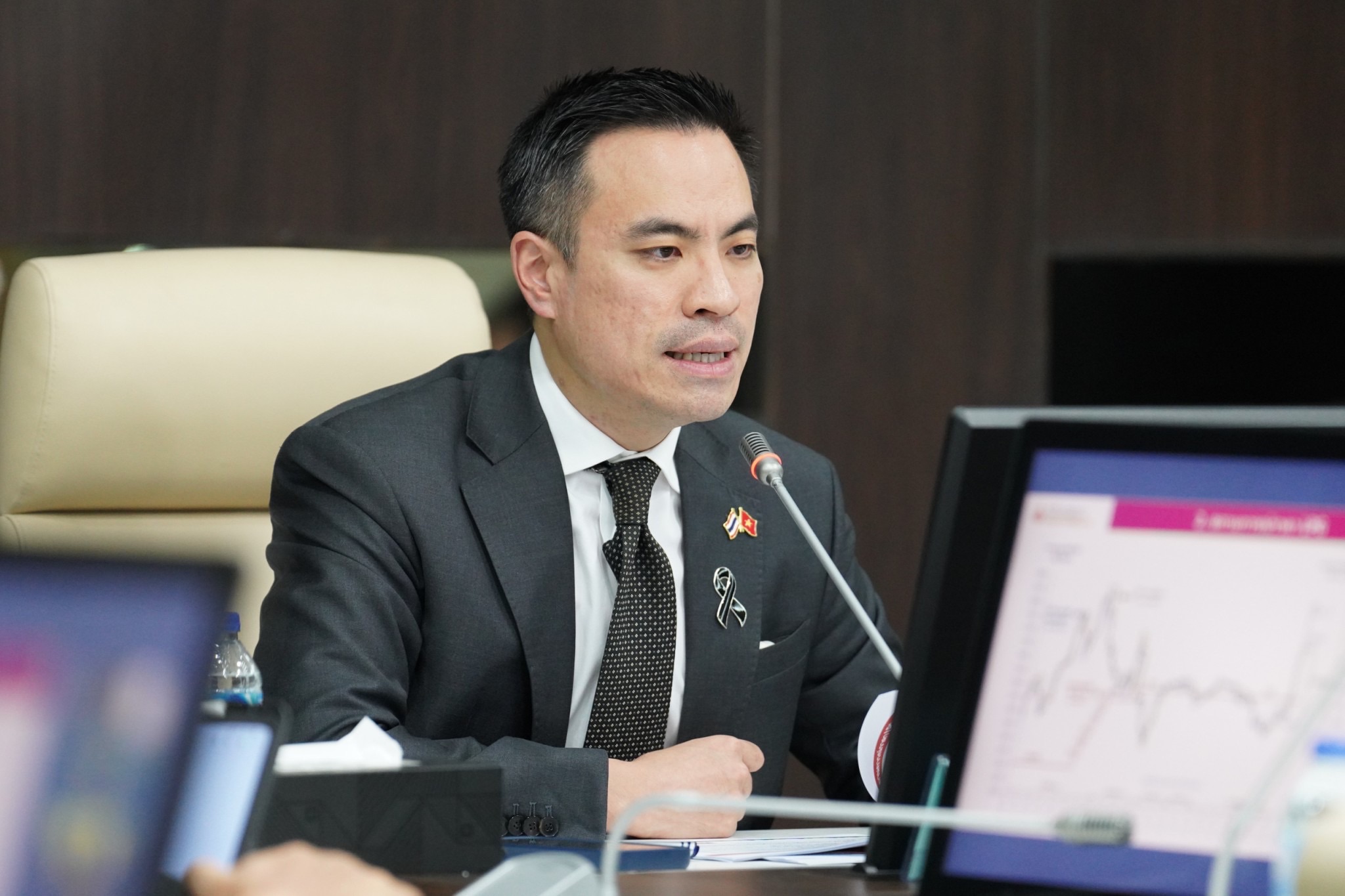 เอกนัฏ พร้อมพันธุ์