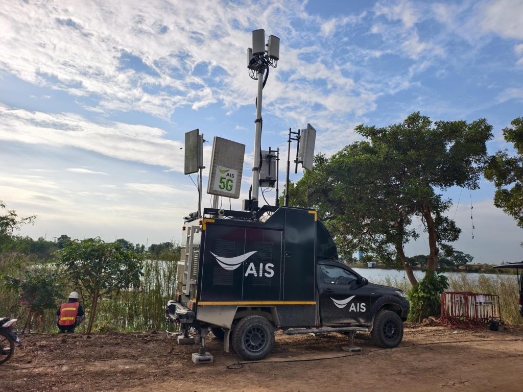 AIS รถสถานีฐานเคลื่อนที่เสริมศูนย์พักพิง เปิดจุดชาร์จแบตดูแลประชาชน ...
